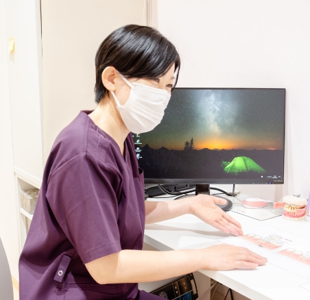 審査結果をもとに現状を報告する様子