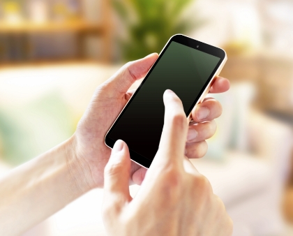 スマホを操作する様子